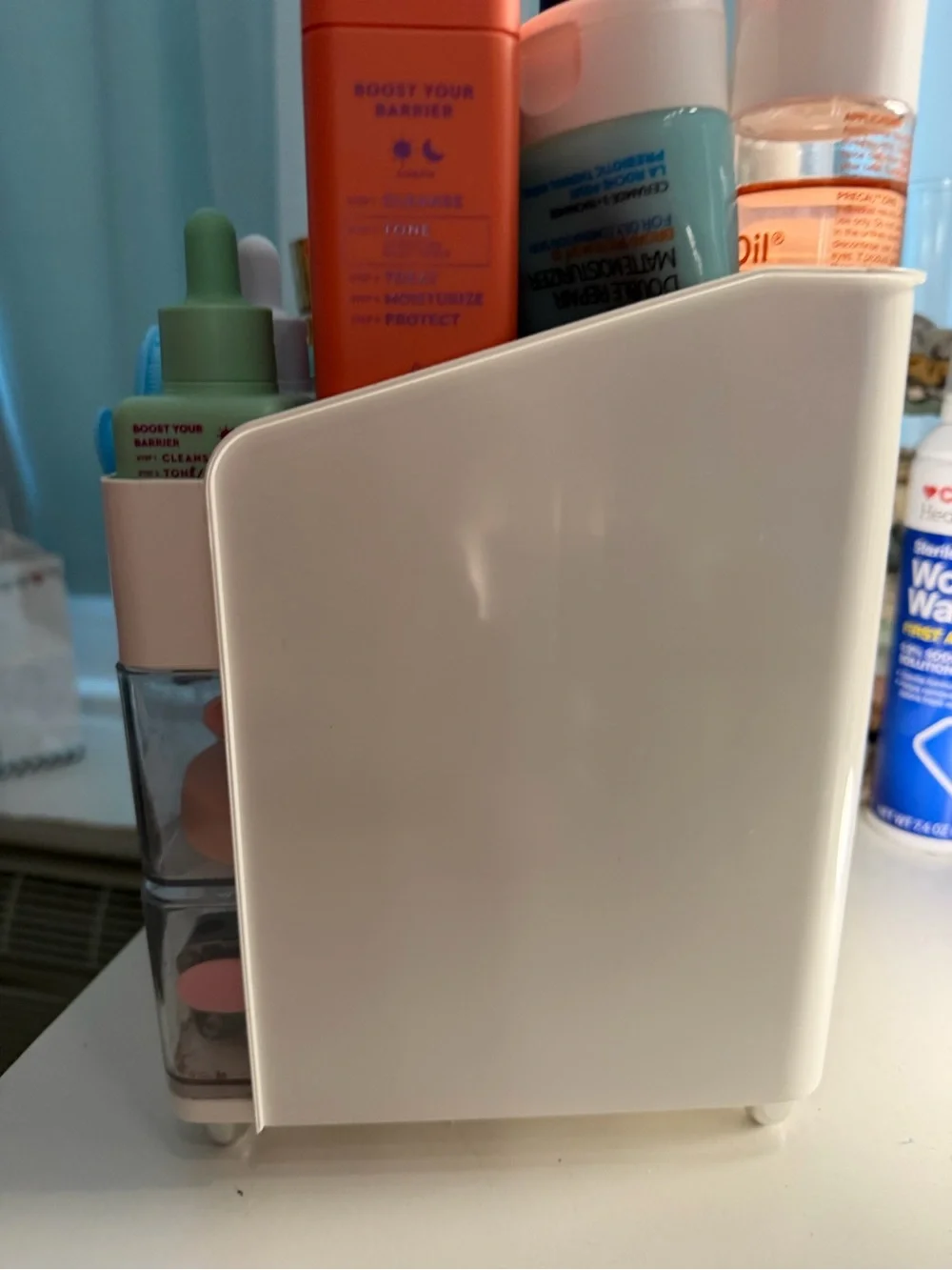 White Multi-Compartment Makeup Organizer - Compact Cosmetic Storage